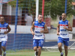 Técnico do Fortaleza procura um defensor canhoto