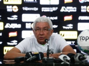 Técnico Givanildo Oliveira elogia Magno Alves: "Ele é uma liderança"