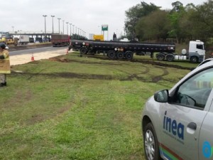 Técnicos do Inea trabalham para evitar contaminação do Rio Paraíba do Sul