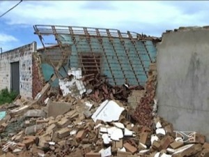 Telhado de casa desaba com família dentro em Santa Inês, MA