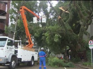 Temporal em Curitiba deixa estragos e nove mil casas sem energia elétrica
