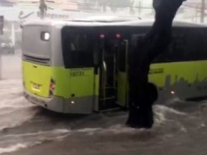 Temporal mata mulher e alaga ruas de BH