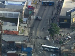 Tentativa de roubo a agência bancária provoca tiroteio e bloqueia vias na Zona Sul de SP