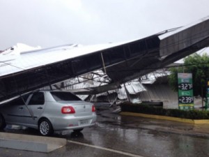 Teto de um posto de gasolina cai e atinge carro, no Recife