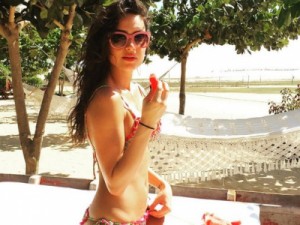 Thaila Ayala faz carão em foto de biquíni: 'Magali em ação'