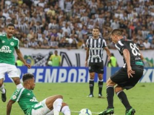 Thiago Galhardo faz três, e Ceará goleia a Chapecoense no Castelão