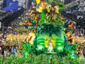 Tijuca canta a agricultura com colheitadeira de ala e 'supermilhos'