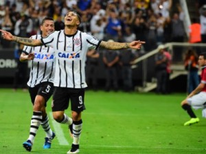 Timão troca passes, supera retranca e atropela Danubio em Itaquera