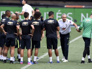 Tite escala Brasil com Arão, Robinho, Dudu e Diego Souza