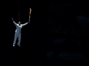 Tocha chega de paraquedas e marca abertura tecnológica do Pan 2015