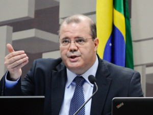 Tombini explicará aos senadores mudanças na política econômica   