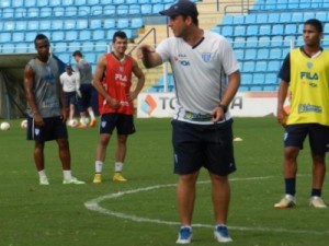 Torcedores invadem treino para cobrar o time do Avaí