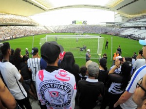 Torcida do Corinthians faz festa na arena em treino aberto antes de decisão