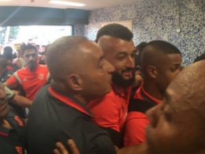 Torcida do Flamengo lota aeroporto, e jogadores são agarrados em dia de Maracanã