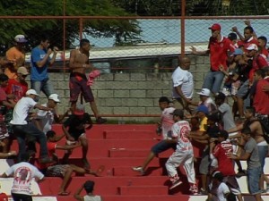 Torcidas do Vila Nova voltam a brigar e paralisam jogo em Goiânia