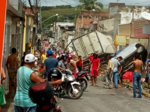 TRAGÉDIA: Caminhão perde freio, mata criança e mãe, deixando três feridos