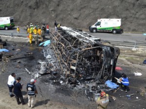 TRAGÉDIA: Colisão entre caminhão e ônibus de católicos mata 21 no México