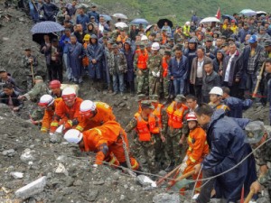 TRAGÉDIA - Deslizamento soterra centenas na China