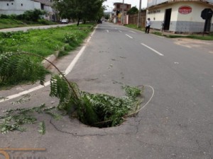 Transito em risco pelo saneamento básico na Avenida do Contorno em Barbalha