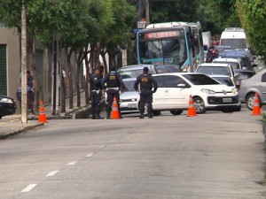Trecho da Avenida Barão da Studart em frente ao Palácio da Abolição é bloqueado