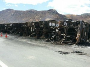 Trecho da BR-222 no CE é interditado para retirada de caminhão incendiado