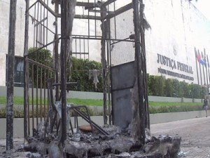 Três ônibus e uma cabine da PM são atacados em Fortaleza