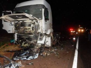 Três pessoas morrem após colisão frontal entre carro e carreta em Jaú