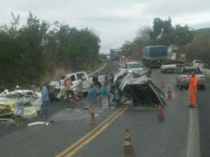 Três pessoas morrem em acidente envolvendo três carros na Bahia