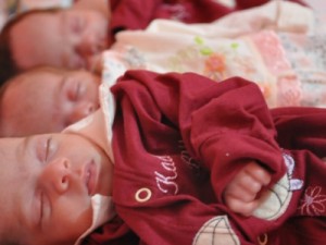 Trigêmeas deixam hospital e vão para casa conhecer outros 8 irmãos em MT