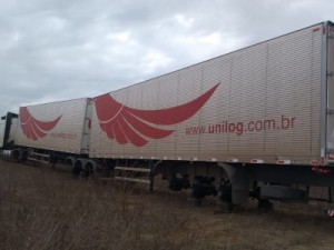 Trio amarra caminhoneiros e rouba 34 pneus de carreta - PB