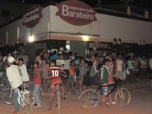 Troca de tiros em assalto a mercado deixa suspeito morto e cliente baleada