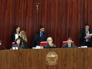 TSE decide por 6 votos a 1 rejeitar a candidatura de Lula a presidente