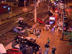 'Tsunami', diz morador sobre chuva que empilhou carros em BH