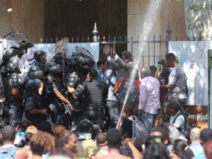 Tumulto marca desocupação de prédio no Flamengo, no Rio