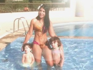 Uau! Priscila Pires exibe cintura fininha em dia de piscina com os filhos