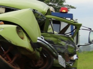 Um homem morreu depois de dois carros baterem de frente em vicinal