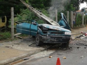 Um morto e quatro feridos em grave acidente entre carro e poste de alta tensão