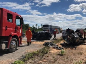 Uma pessoa morre e quatro ficam feridas em colisão na BR-222, em Caucaia