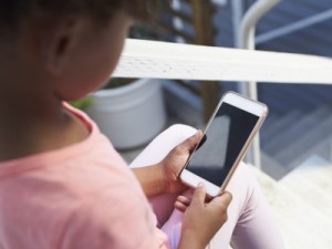 Uso excessivo de celulares pode ser prejudicial às crianças 