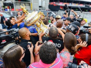 Vai-Vai leva o título cantando Elis Regina no Anhembi