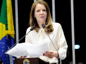 Vanessa Grazziotin denuncia violência contra mulheres policiais