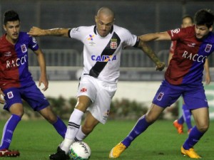 Vasco perde de virada em casa para o Paraná e sai vaiado
