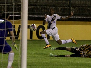 Vasco vence Tigres e está perto da vaga no Carioca