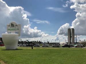 Vaso sanitário de 12 metros é inflado na Esplanada dos Ministérios