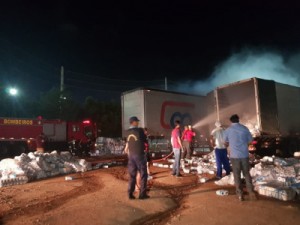 Veículo carregado com papel é alvo de suposto incêndio criminoso, na Grande Fortaleza