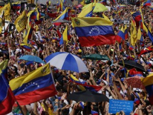 Venezuela vive dia de protestos contra e a favor de Maduro