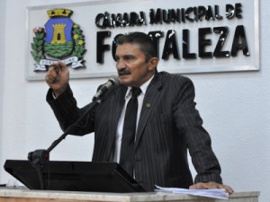 Vereador é flagrado fazendo campanha eleitoral na Câmara Municipal de Fortaleza