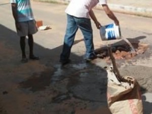 Vereador faz operação tapa-buraco no Distrito de Estrela
