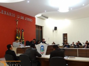 Vereador recebe reclamação da sujeira nos banheiros na Festa de Santo Antônio