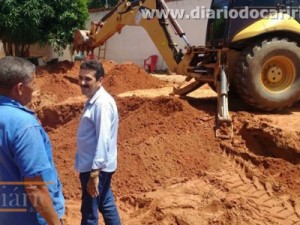 Vereador recupera vias públicas, já que prefeitura não faz